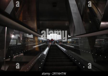 Napoli, Italia. 14th maggio, 2023. Particolare della stazione Garibaldi della linea 1 della metropolitana di Napoli. La linea 1 della metropolitana di Napoli è chiamata anche stazioni d'Arte dove sono presenti vari artisti italiani e internazionali con opere d'arte create appositamente per il sito o prodotte in precedenza. Credit: Independent Photo Agency/Alamy Live News Foto Stock