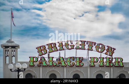 Il cartello illuminato a LED sopra lo storico Brighton Palace Pier a Brighton, East Sussex, Regno Unito. Il molo è stato inaugurato nel 1899 ed è l'ultimo di tre moli Foto Stock