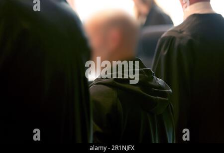 Schwerin, Germania. 15th maggio, 2023. Andreas Roter (l-r), avvocato, imputato nel processo di macellazione, e Andreas Lange, avvocato, aspettano nella sala del tribunale della Corte Regionale per l'inizio del processo. Nella Corte Regionale di Schwerin, un uomo di 44 anni ha ammesso di uccidere la sua fidanzata dopo aver visitato insieme un mercato di Natale il 11 dicembre dello scorso anno. Era stato molto ubriaco, l'imputato ha spiegato attraverso il suo avvocato all'inizio del processo oggi, Lunedi. Credit: Bernd Wüstneck/dpa/Alamy Live News Foto Stock