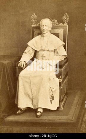 Leone XIII Vincenzo Gioacchino Pecci (Roma, 2 marzo 1810 – Roma, 20 luglio 1903) è stato Papa della Chiesa Cattolica Romana dal 1878 al 1903, riproduzione storica e restaurata digitalmente di un originale del 19th° secolo / Leone XIII. Vincenzo Gioacchino Pecci (Roma, 2. März 1810 bis 20. Juli 1903 in Rom) war von 1878 bis 1903 Papst der Römisch-katholischen Kirche, Historisch, digital restaurierte Reproduktion von einer Vorlage aus dem 19. Jahrhundert Foto Stock