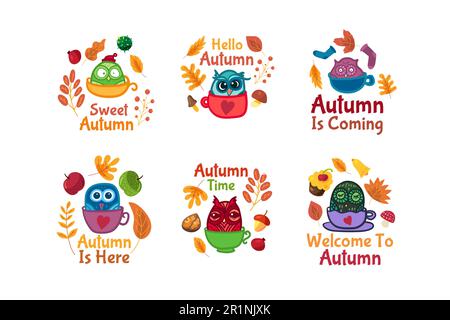 Ciao autunno set di adesivi con gufi in tazza. Etichette carine per un'idea autunnale di benvenuto. Badge modello con uccelli cartoni animati in coppe e foglie colorate Illustrazione Vettoriale