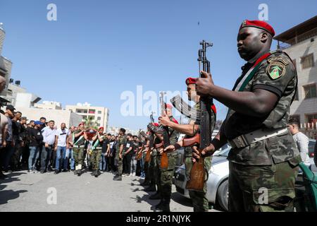 Nablus, Palestina. 15 maggio 2023: Nablus, Cisgiordania, Palestina. 15 maggio 2023. A Nablus, nella parte settentrionale della Cisgiordania, si svolge un funerale per 22 anni di Palestina Muhammad Sabra. Sabra è morto dopo essere stato colpito al petto dalle truppe israeliane durante un raid dell'esercito israeliano a Nablus il lunedì mattina (Credit Image: © Mohammed Turabi/IMAGESLIVE via ZUMA Press Wire) SOLO PER USO EDITORIALE! Non per USO commerciale! Credit: ZUMA Press, Inc./Alamy Live News Foto Stock