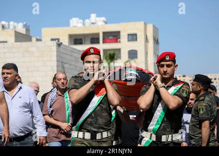 Nablus, Palestina. 15 maggio 2023: Nablus, Cisgiordania, Palestina. 15 maggio 2023. A Nablus, nella parte settentrionale della Cisgiordania, si svolge un funerale per 22 anni di Palestina Muhammad Sabra. Sabra è morto dopo essere stato colpito al petto dalle truppe israeliane durante un raid dell'esercito israeliano a Nablus il lunedì mattina (Credit Image: © Mohammed Turabi/IMAGESLIVE via ZUMA Press Wire) SOLO PER USO EDITORIALE! Non per USO commerciale! Credit: ZUMA Press, Inc./Alamy Live News Foto Stock