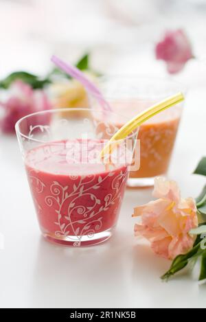 Vari frullati di frutta alla bacche, fragole e pesca Foto Stock