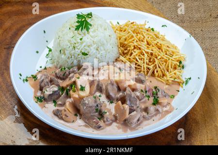 Manzo Stroganoff funghi riso paglia Potato Foto Stock