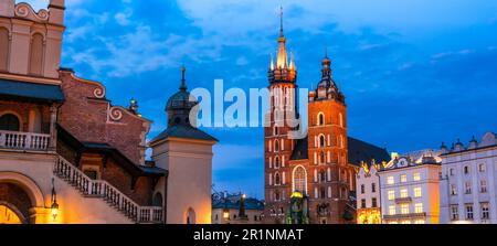 Piazza del Mercato con il Saint Mary's Basilica nella città vecchia di Cracovia in Polonia Foto Stock