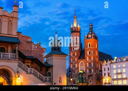 Piazza del Mercato con il Saint Mary's Basilica nella città vecchia di Cracovia in Polonia Foto Stock