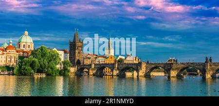Vista del centro di Praga con il ponte Carlo sul fiume Moldava. Repubblica ceca Foto Stock
