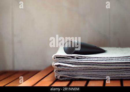 Sapone da viaggio sopra alcuni asciugamani. Foto Stock