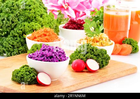 Composizione con quattro insalata di verdure bocce Foto Stock