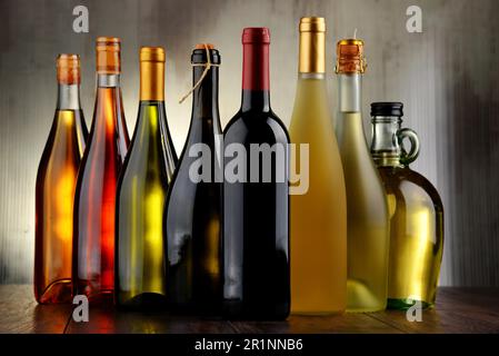 Composizione con un assortimento di bottiglie di vino Foto Stock