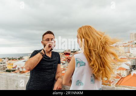 Bere del vento su un tetto Foto Stock