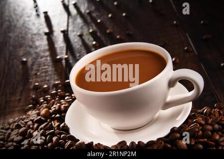 Composizione con tazza di caffè e fagioli Foto Stock