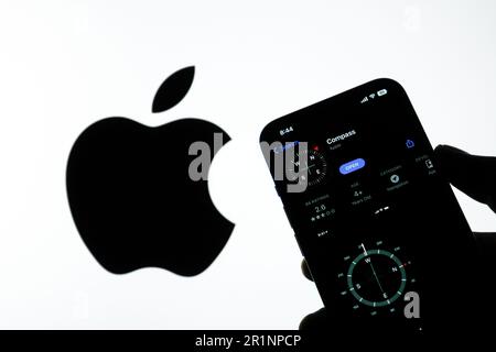 Bangal occidentale, India - 20 febbraio 2023 : Apple Compass app sul telefono schermo immagine stock. Foto Stock