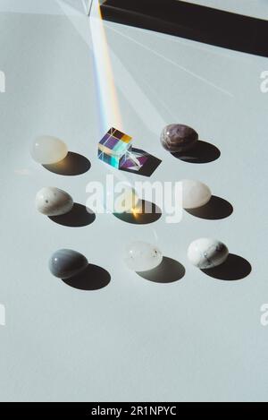 Variazione a forma di uovo di pietre con un prisma sotto una luce dura p Foto Stock