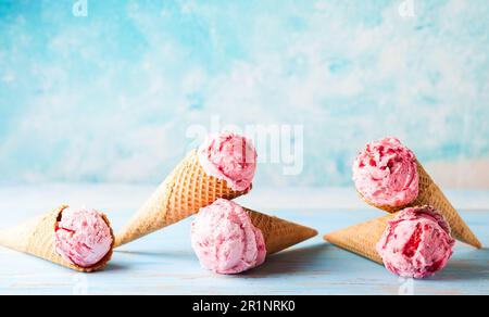 Gelato al lampone in cialda di wafer su fondo blu Foto Stock