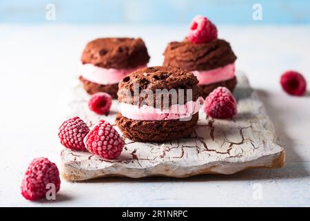Gelato fatto in casa biscotti sandwich con lampone e cioccolato Foto Stock