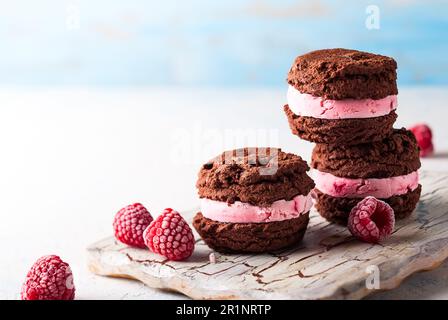 Gelato fatto in casa biscotti sandwich con lampone e cioccolato Foto Stock