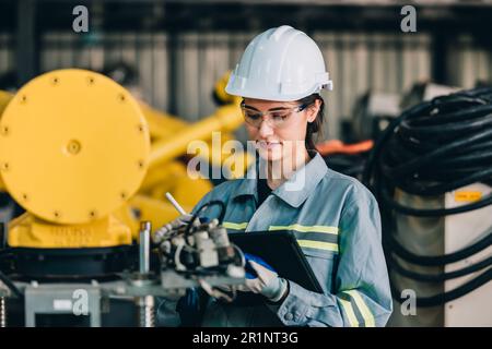 Il tecnico robotico esegue una manutenzione regolare ispezionando, testando ed eseguendo test software per garantire che il robot rimanga in condizioni standard.registrazione, r Foto Stock