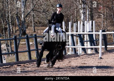 DRESSAGE, YOUTH, PONY: Youth Invitational Dressage Event on a pony nelle Isole Åland, Finlandia. Aprile 2023. Foto Stock