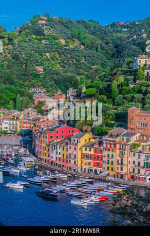 Il pittoresco villaggio di pescatori e di villeggiatura Portofino nella Città Metropolitana di Genova sulla Riviera Italiana in Liguria, Italia Foto Stock