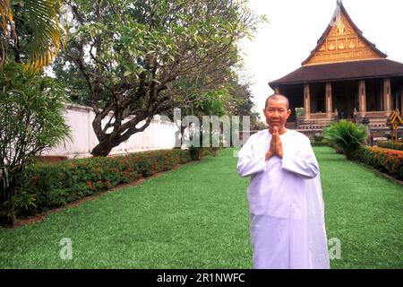 Nun in bianco pregando in Ho Phrakeo tempio Buddista Vientiane Laos Foto Stock