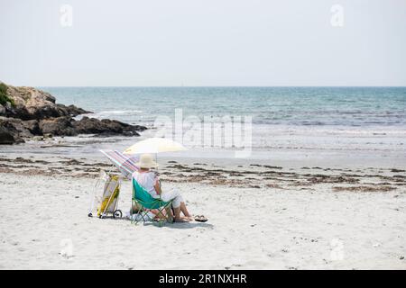 Le coppie anziane godono di uno spazio isolato sulla spiaggia di Rejects Foto Stock