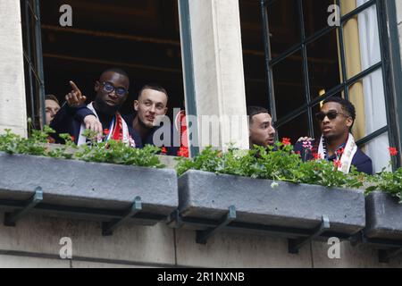 ROTTERDAM - (lr) Lutshel Geertruida, Justin Bijlow, Orkun Kokcu e Quinten Timber di Feyenoord nel municipio prima della cerimonia. La squadra di calcio è diventata campione nazionale per la prima volta in sei anni. ANP SEM VAN DER WAL olanda fuori - belgio fuori Foto Stock