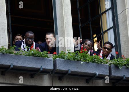 ROTTERDAM - (lr) Lutshel Geertruida, Justin Bijlow, Javairo Dilrosun e Quinten Timber di Feyenoord nel municipio prima della cerimonia. La squadra di calcio è diventata campione nazionale per la prima volta in sei anni. ANP SEM VAN DER WAL olanda fuori - belgio fuori Foto Stock