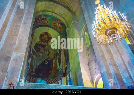 MTSKHETA, GEORGIA - Oct 25, 2018: Interno della cattedrale di Svetitskhoveli nella storica cittadina di Mtskheta, Georgia Foto Stock