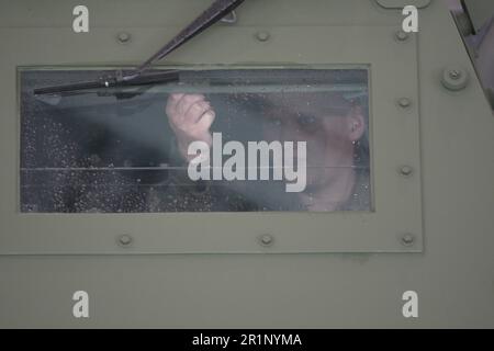 Varsavia, Polonia. 15th maggio, 2023. Il Ministro della Difesa polacco Mariusz Blaszczak presenta il primo sistema di lancio di missili multipli HIMARS fornito dagli Stati Uniti che arriverà nel paese il 15 maggio 2023 a Varsavia, Polonia. Dall'inizio dell'invasione russa dell'Ucraina la Polonia ha iniziato quello che si dice essere il più grande approvvigionamento di attrezzature militari nella sua storia. (Foto di Jaap Arriens/Sipa USA) Credit: Sipa USA/Alamy Live News Foto Stock