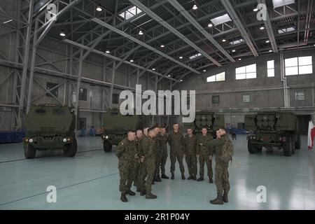Varsavia, Polonia. 15th maggio, 2023. Il Ministro della Difesa polacco Mariusz Blaszczak presenta il primo sistema di lancio di missili multipli HIMARS fornito dagli Stati Uniti che arriverà nel paese il 15 maggio 2023 a Varsavia, Polonia. Dall'inizio dell'invasione russa dell'Ucraina la Polonia ha iniziato quello che si dice essere il più grande approvvigionamento di attrezzature militari nella sua storia. (Foto di Jaap Arriens/Sipa USA) Credit: Sipa USA/Alamy Live News Foto Stock