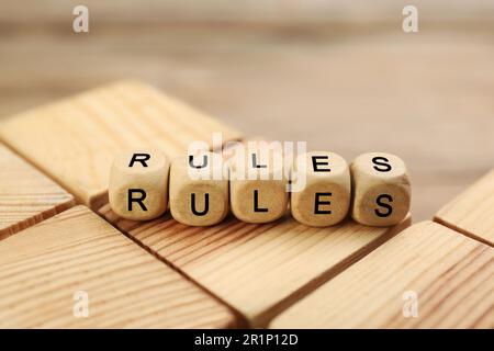 Regole di parola fatte di cubi con lettere su blocchi di legno Foto Stock