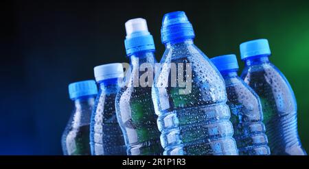 Composizione con diversi tipi di bottiglie di acqua minerale Foto Stock