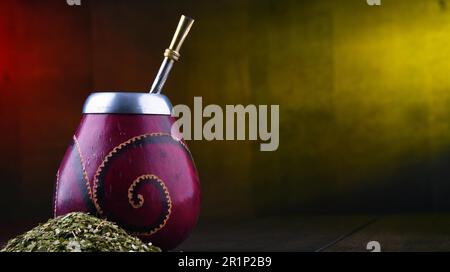 Composizione con yerba mate cup e foglie Foto Stock