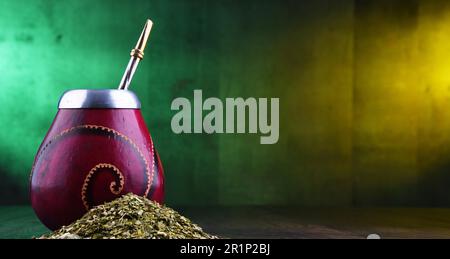 Composizione con yerba mate cup e foglie Foto Stock