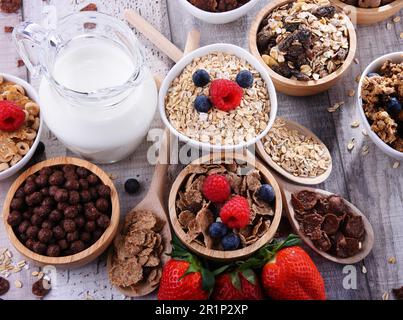 Ciotole contenenti diversi tipi di cereali per la colazione Foto Stock