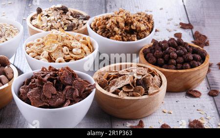 Ciotole contenenti diversi tipi di cereali per la colazione Foto Stock