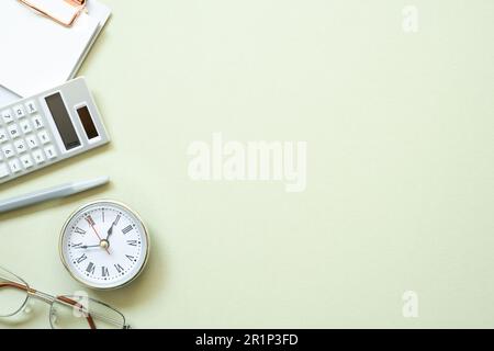 Appunti, penna, orologio, occhiali, calcolatrice su sfondo mint desk. studio e area di lavoro. disposizione piatta, vista dall'alto, spazio di copia Foto Stock