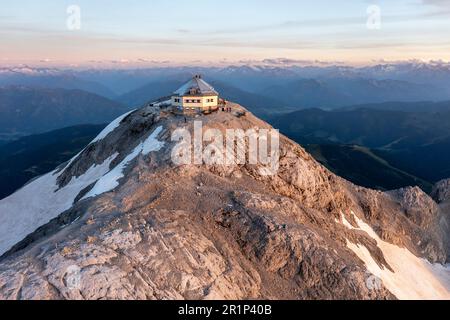 Vista aerea, casa sommitale, rifugio Matrashaus sulla Hochkoenig, atmosfera serale, Alpi Berchtesgaden, Salzburger Land, Austria Foto Stock