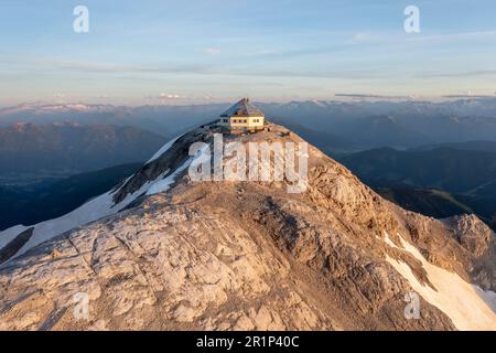 Vista aerea, casa sommitale, rifugio Matrashaus sulla Hochkoenig, atmosfera serale, Alpi Berchtesgaden, Salzburger Land, Austria Foto Stock