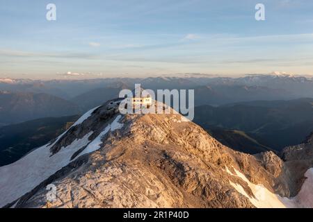 Vista aerea, casa sommitale, rifugio Matrashaus sulla Hochkoenig, atmosfera serale, Alpi Berchtesgaden, Salzburger Land, Austria Foto Stock