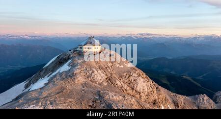 Vista aerea, casa sommitale, rifugio Matrashaus sulla Hochkoenig, atmosfera serale, Alpi Berchtesgaden, Salzburger Land, Austria Foto Stock