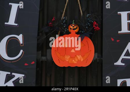 Grazioso arredamento di Halloween con carta Jack o'Lantern sulla finestra, vista dall'esterno Foto Stock