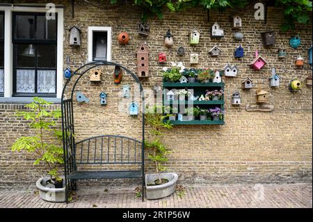 Oosterend, casa muro con molte birdhouses, Texel Island, Mare del Nord, Olanda del Nord, Paesi Bassi Foto Stock