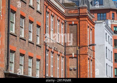 Case di città georgiane con finestre a telaio intorno a Covent Garden nel centro di Londra Foto Stock