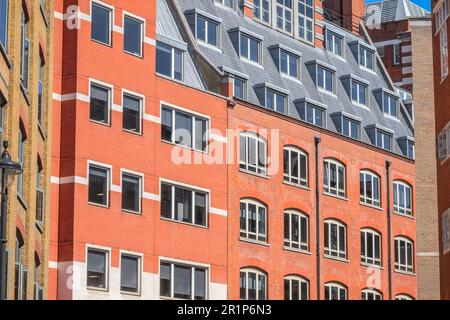 Edificio contemporaneo in mattoni rossi intorno a Holborn a Londra Foto Stock