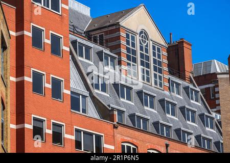 Edificio contemporaneo in mattoni rossi intorno a Holborn a Londra Foto Stock