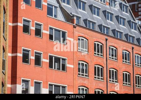 Edificio contemporaneo in mattoni rossi intorno a Holborn a Londra Foto Stock