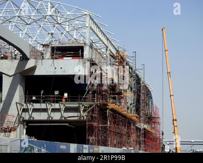 Cairo, Egitto, maggio 10 2023: Cairo monorotaia sito che è in costruzione da Orascom società con le colonne e le tracce in Nuova città del Cairo, rapido Foto Stock